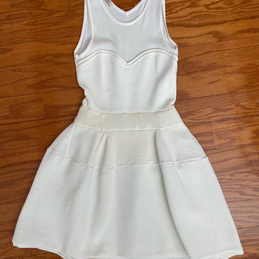 Elegant White Sleeveless Dress - Picture 2 of 3